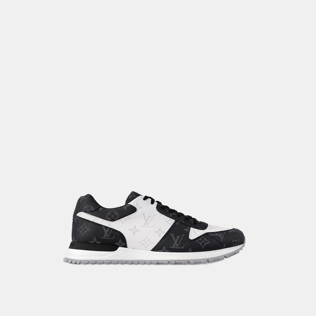 Sneaker Run Away - #1