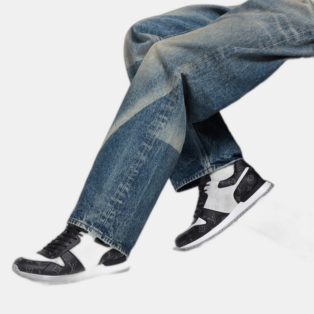 Sneaker Run Away - #1