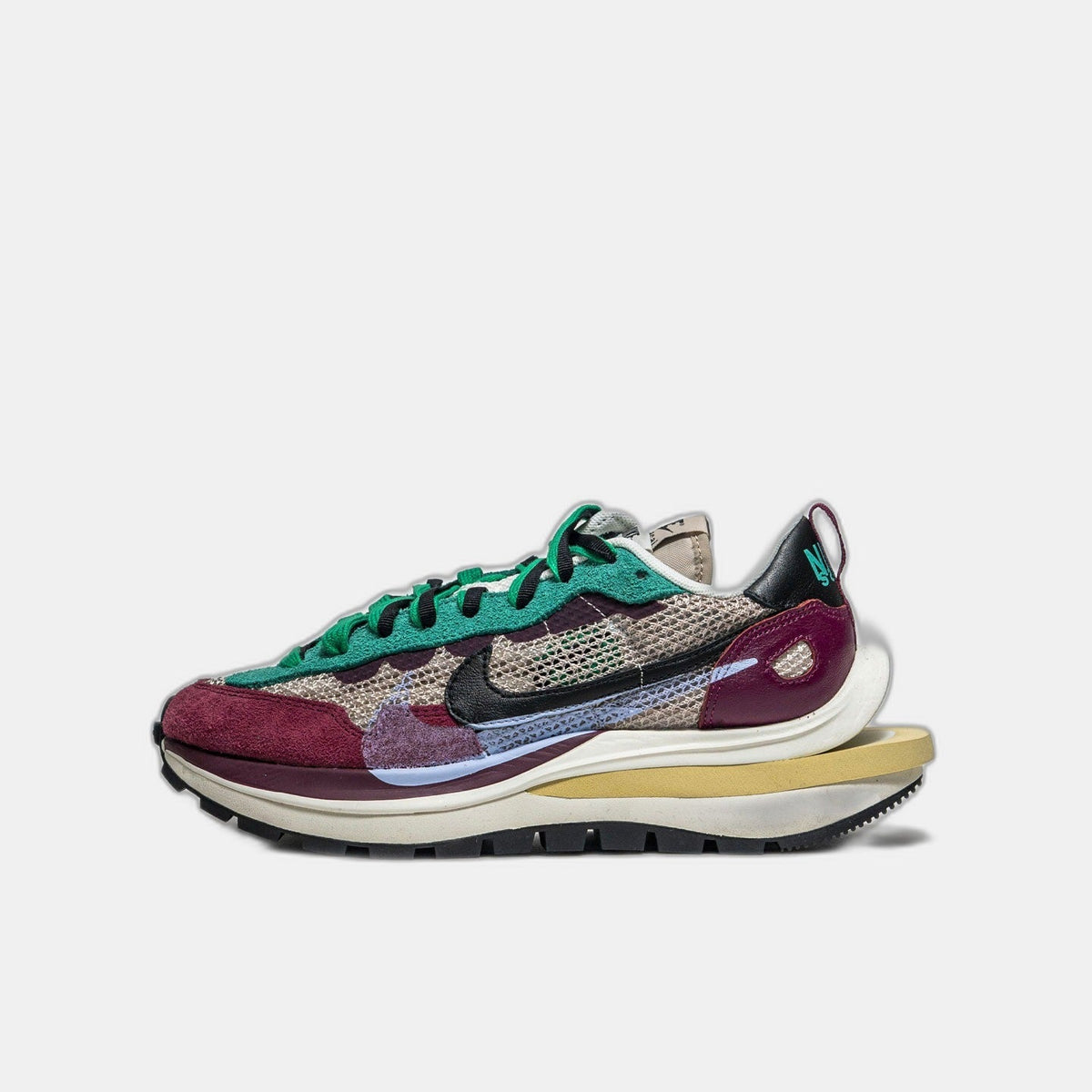 Nike Vaporwaffle sacai Villain Red Neptune Green