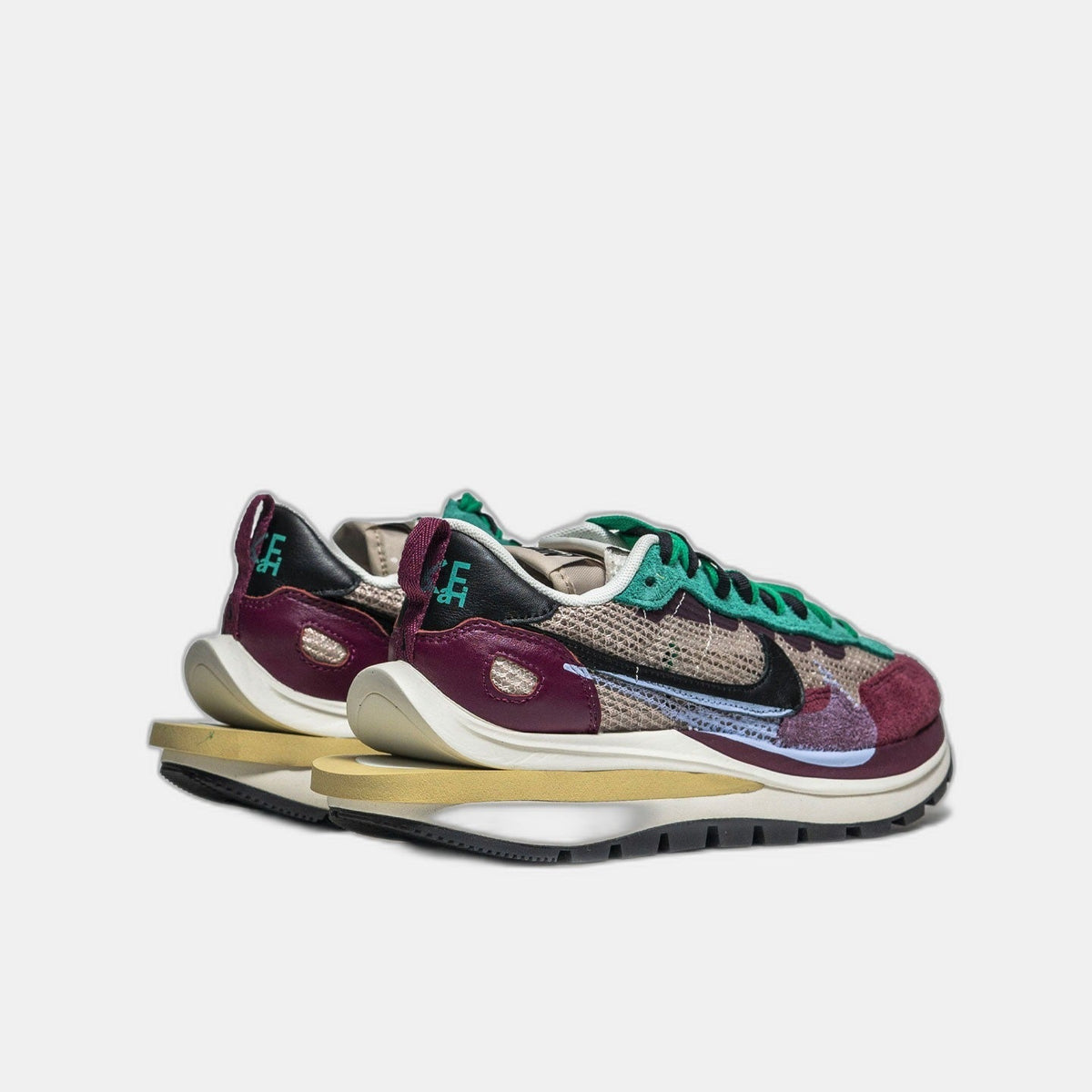 Nike Vaporwaffle sacai Villain Red Neptune Green