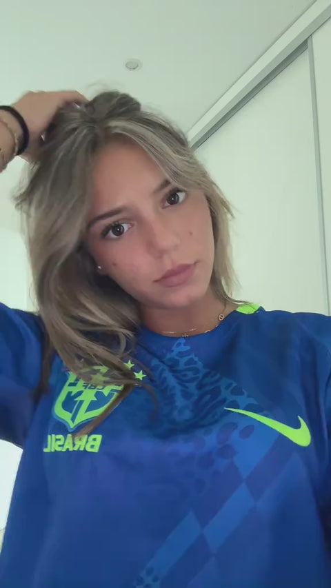 Ambassadrice Korner Drip en maillot de foot