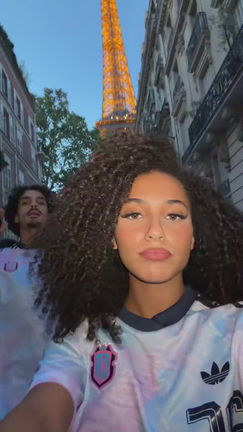 Ambassadeur Korner Drip en maillot de foot