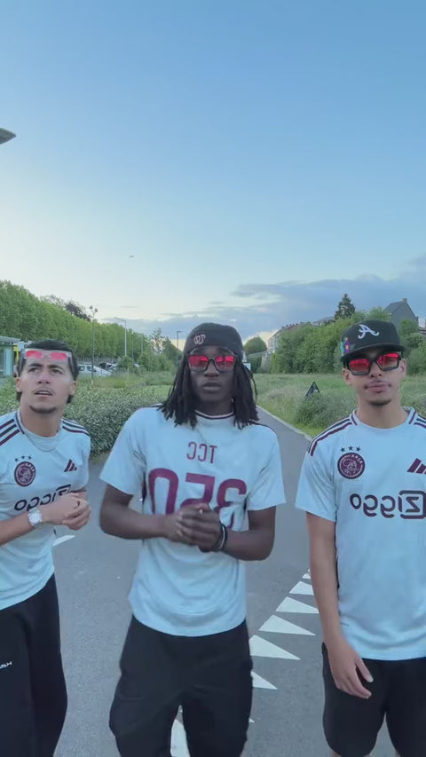Ambassadeur Korner Drip en maillot de foot